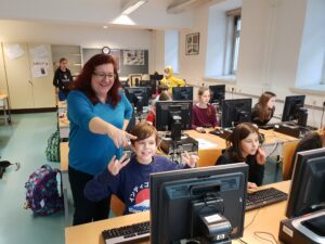 Elisabeth Eder-Janca mit Schüler und schülerinnen einer Klasse beim saferinternetworkshop